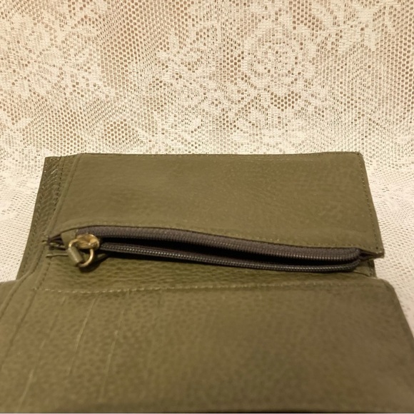 Danier genuine leather wallet green leather with buckle snap - Picture 6 of 9